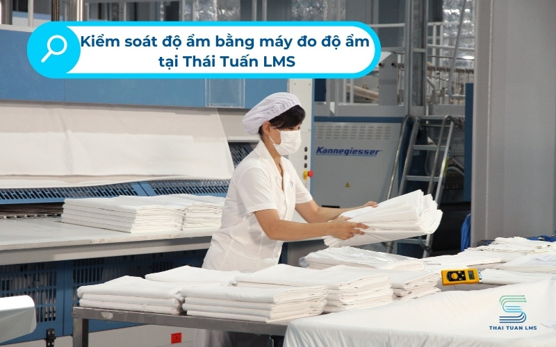 Đội ngũ Qc lành nghề kiểm tra độ ẩm của hàng vải tại Thái Tuấn LMS