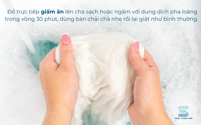 Xử lý áo trắng bị lem màu bằng giấm ăn 